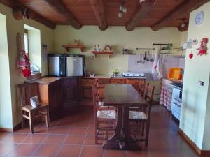 Una cocina con una mesa y sillas en una habitación. en La Ca dal Rino - Baita Panoramica Ecosostenibile, en Ornavasso 38 fotos más