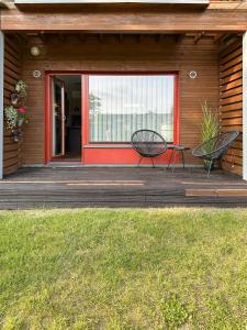 due sedie sedute sul portico di una casa di RG Aisa Apartment a Pärnu