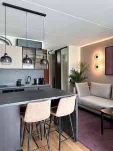 una cucina e un soggiorno con tavolo e sedie di RG Aisa Apartment a Pärnu