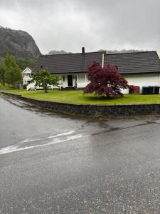 SokndalEikestua的路边的房子