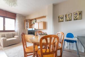a kitchen and dining room with a table and chairs at Mi casita del norte a 150 m de la playa in Mogro