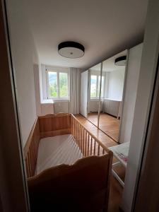 an empty room with a large window and a mirror at Moderne familienfreundliche Garten-Maisonette in Bregenz