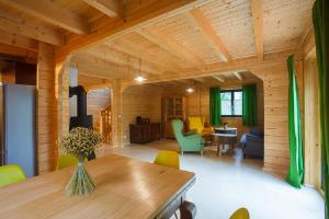 Dom Bratek في كارباش: غرفة معيشة مع طاولة وغرفة طعام