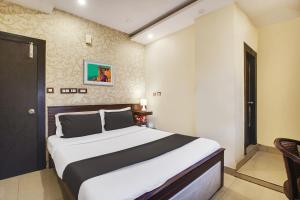 Postel nebo postele na pokoji v ubytování Hotel O Grand Sandarshini Inn Near MGBS Bus station