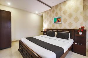 Postel nebo postele na pokoji v ubytování Hotel O Grand Sandarshini Inn Near MGBS Bus station