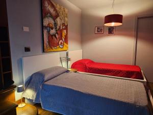 A bed or beds in a room at Villa Iris -Pet friendly stay - garden - private parking- Bike friendly holiday house