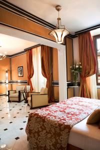 pokój hotelowy z łóżkiem i salonem w obiekcie Baglioni Hotel Regina - The Leading Hotels of the World w Rzymie +37 zdjęć