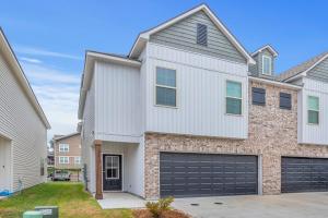una casa bianca con garage di Stylish Family Townhouse in Baton Rouge - BC1004 a Baton Rouge