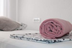 Una almohada rosa encima de una cama. en Studio apartment Sara, en Mostar