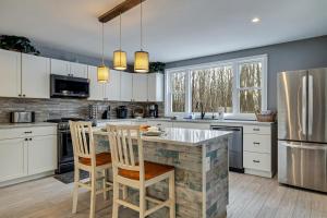 ครัวหรือมุมครัวของ Family Home W Hot Tub - 1 Mile To Lake
