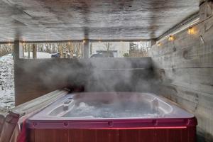 Photo de la galerie de l'établissement Family Home w Hot Tub - 1 Mile to Lake, à Long Pond 81 autres photos