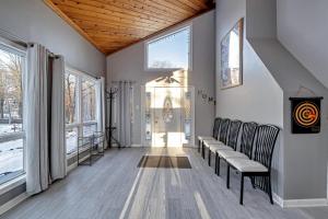 Photo de la galerie de l'établissement Family Home w Hot Tub - 1 Mile to Lake, à Long Pond