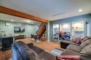 โทรทัศน์และ/หรือระบบความบันเทิงของ Family Home W Hot Tub - 1 Mile To Lake