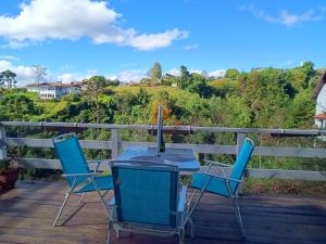 坎波斯杜若尔当查莱斯奥拓卡皮瓦里山林小屋的甲板上的一张桌子和两把椅子