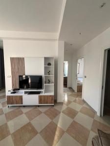 Μια τηλεόραση ή/και κέντρο ψυχαγωγίας στο FUSHA Apartment +5 φωτογραφίες