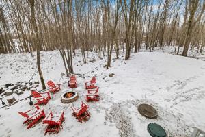 Photo de la galerie de l'établissement Family Home w Hot Tub - 1 Mile to Lake, à Long Pond