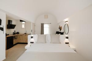 Postel nebo postele na pokoji v ubytování Commercio Suites Santorini