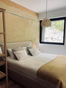 een slaapkamer met een bed met witte kussens en een raam bij Strome Zbocze na Turystycznej in Szczyrk +36 foto's