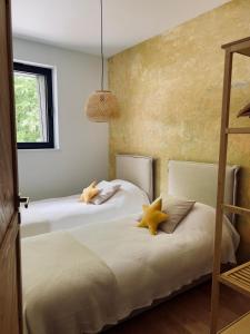 twee bedden in een slaapkamer met witte muren bij Strome Zbocze na Turystycznej in Szczyrk