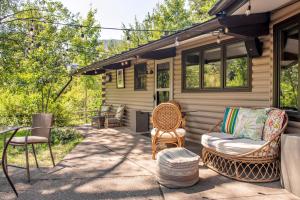 Κήπος έξω από το Million Dollar Creekside Treehouse Hottub Rafting Hiking Fishing and Mins to Glenwood and Hotsprings