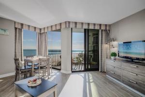 een woonkamer met uitzicht op de oceaan bij Winter Rates! Calming Oceanfront Suite, Dogs OK! 410 in Myrtle Beach