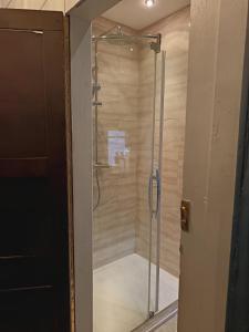シュルーズベリーにあるThe Old House Apartmentの浴室のガラス扉付きシャワー