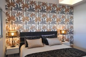 ein Schlafzimmer mit einem großen Bett mit zwei Lampen in der Unterkunft Ancora5-Appartement Vue Mer Panoramique et Balcon in La Chaume