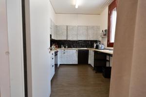 O bucătărie sau chicinetă la Penthouse Rooftop Loft, 190sq, Panorama Terrace, 1min to Main Station- 5min to City