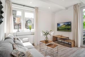 a living room with a couch and a table at Ferienwohnung Nordseeheimat Pellworm in Pellworm