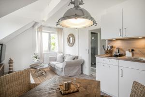 a kitchen and living room with a table at Ferienwohnung Deichblick Quartier Pellworm in Pellworm