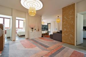 Un televizor și/sau centru de divertisment la Penthouse Rooftop Loft, 190sq, Panorama Terrace, 1min to Main Station- 5min to City