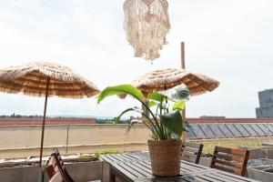 Un balcon sau o terasă la Penthouse Rooftop Loft, 190sq, Panorama Terrace, 1min to Main Station- 5min to City