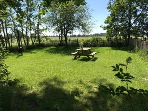 Een-WestにあるYurt in Drentheの庭中のピクニックテーブル +2枚の写真