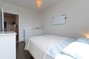 Un pat sau paturi într-o cameră la Penthouse Rooftop Loft, 190sq, Panorama Terrace, 1min to Main Station- 5min to City