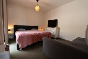 Un pat sau paturi într-o cameră la Penthouse Rooftop Loft, 190sq, Panorama Terrace, 1min to Main Station- 5min to City