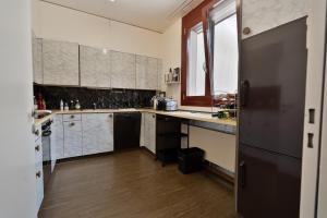 O bucătărie sau chicinetă la Penthouse Rooftop Loft, 190sq, Panorama Terrace, 1min to Main Station- 5min to City