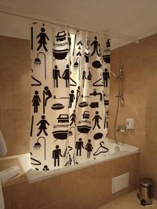 een badkamer met een douchegordijn met iconen erop bij Mountain Paradise 1 - 2 Bedroom - Large apartment in Bansko +27 foto's