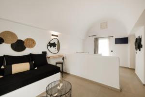 TV a/nebo společenská místnost v ubytování Commercio Suites Santorini