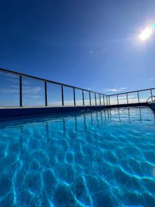 - une piscine avec un pont sur l'eau dans l'établissement Departamento Premium Las Heras, à Villa Carlos Paz