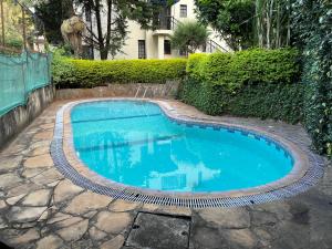 Bazén v ubytování Nairobi Nomad Backpackers Hostel nebo v jeho okolí + 22 fotografií