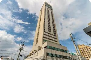 un edificio blanco alto con un cielo en el fondo en Prédio Central, en Curitiba