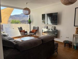 TV a/nebo společenská místnost v ubytování Casa Energía del Cabo. San Jose Cabo de Gata.