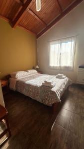 シエラ・デ・ラ・ベンターナにあるCabañas Ojo de Aguaのベッドとタオル2枚のある寝室