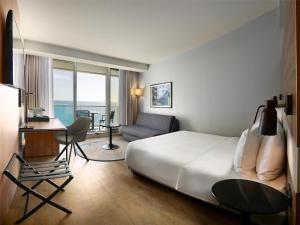 Ένα ή περισσότερα κρεβάτια σε δωμάτιο στο Radisson Blu Hotel Nice