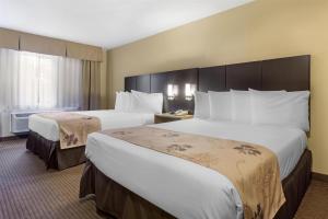 Postel nebo postele na pokoji v ubytování Best Western Seattle Airport Hotel