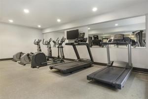 Fitness centrum a/nebo fitness zařízení v ubytování Best Western Seattle Airport Hotel