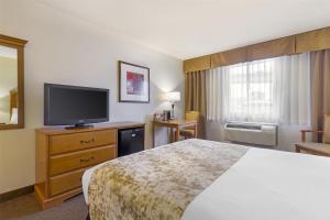 TV a/nebo společenská místnost v ubytování Best Western Seattle Airport Hotel