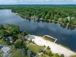 una vista aerea su un lago con una casa di Lakeside Escape Hot Tub Private Dock a Tobyhanna