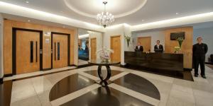 a lobby with a table in the middle of a room at Hotel Sequoia Alphaville in Barueri