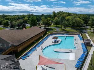 una vista dall'alto di una piscina in un resort di Lakeside Escape Hot Tub Private Dock a Tobyhanna